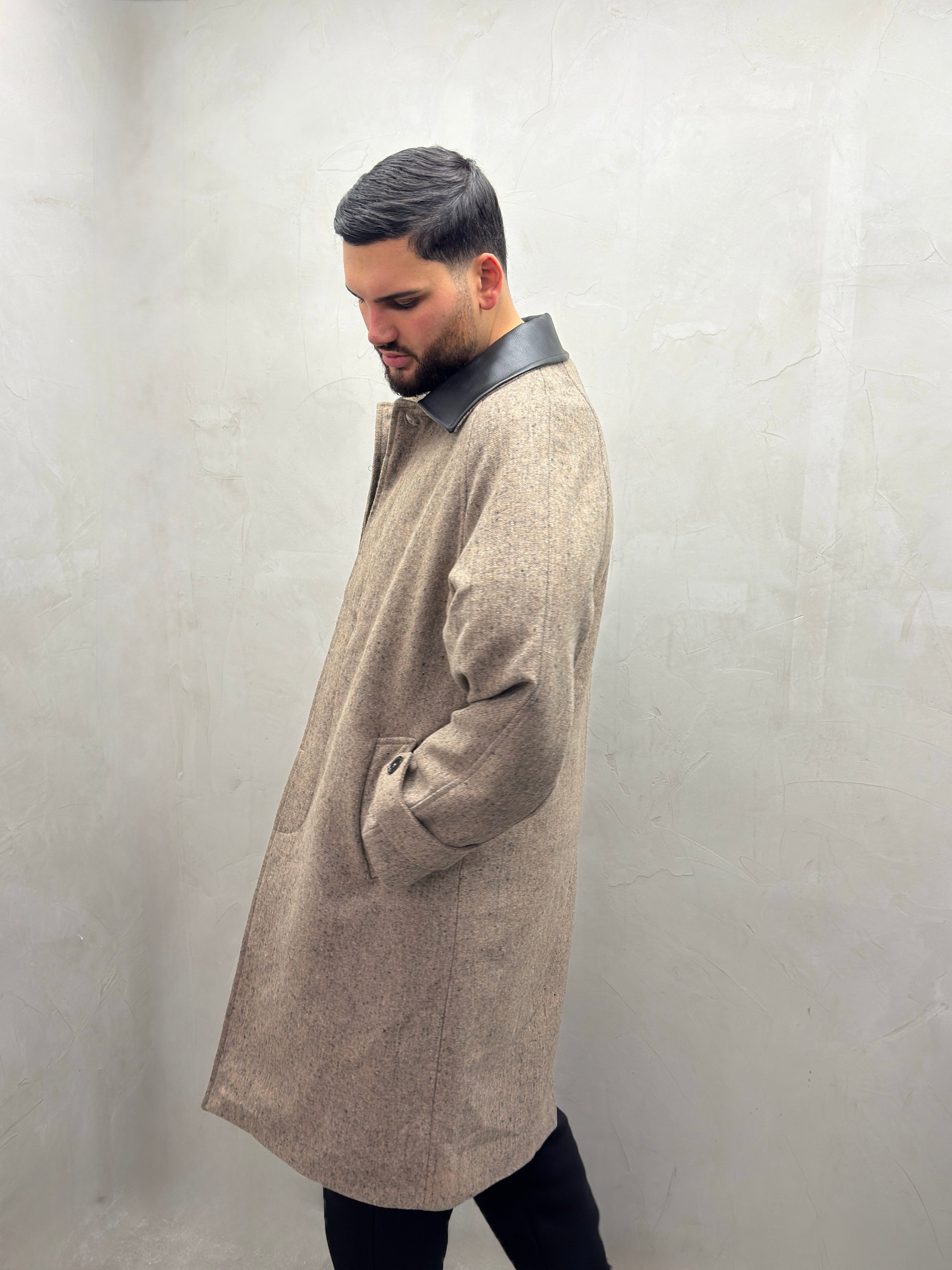 Eleganter Mantel mit Lederkragen