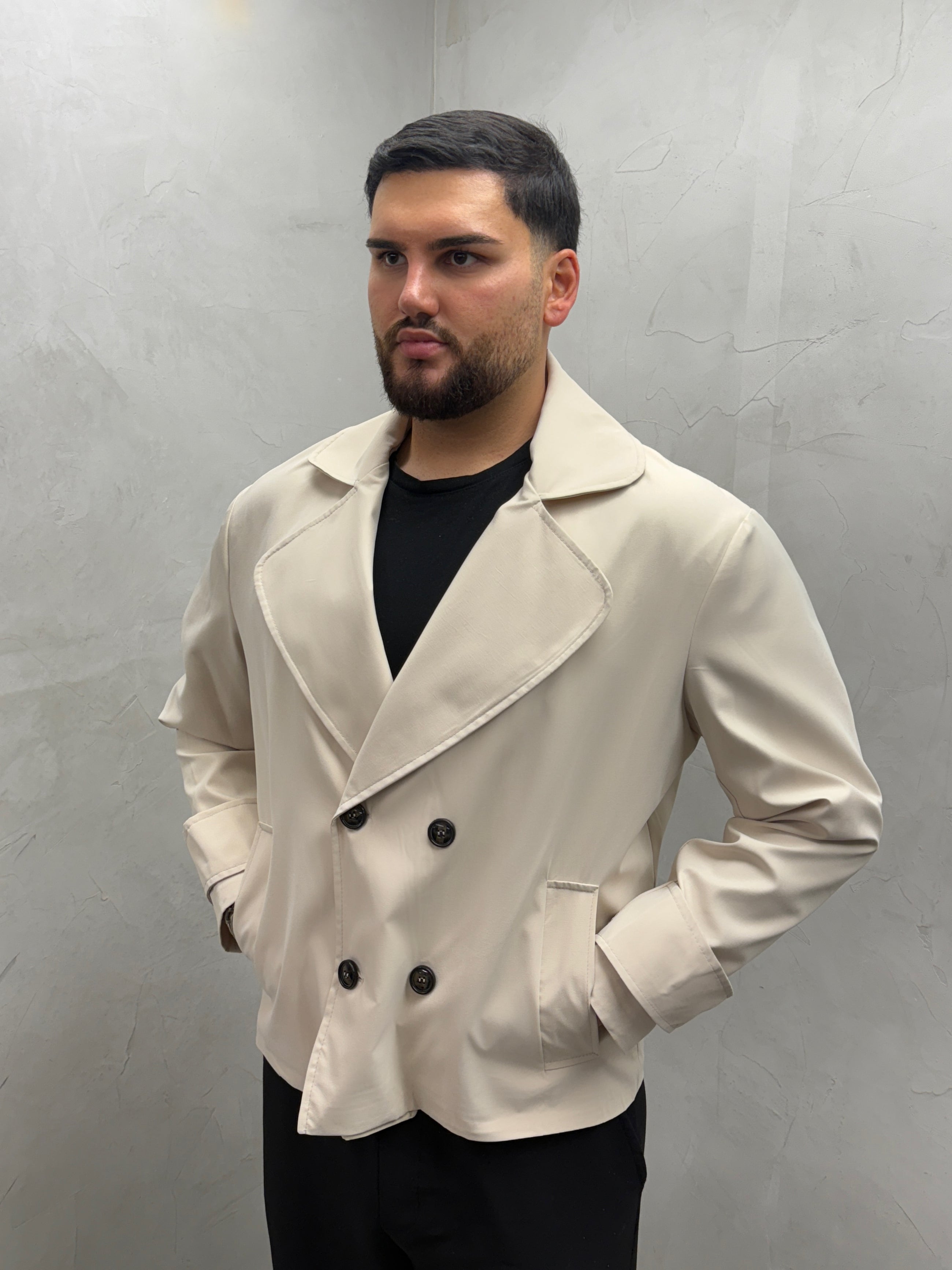 Minimalistischer Kurzmantel