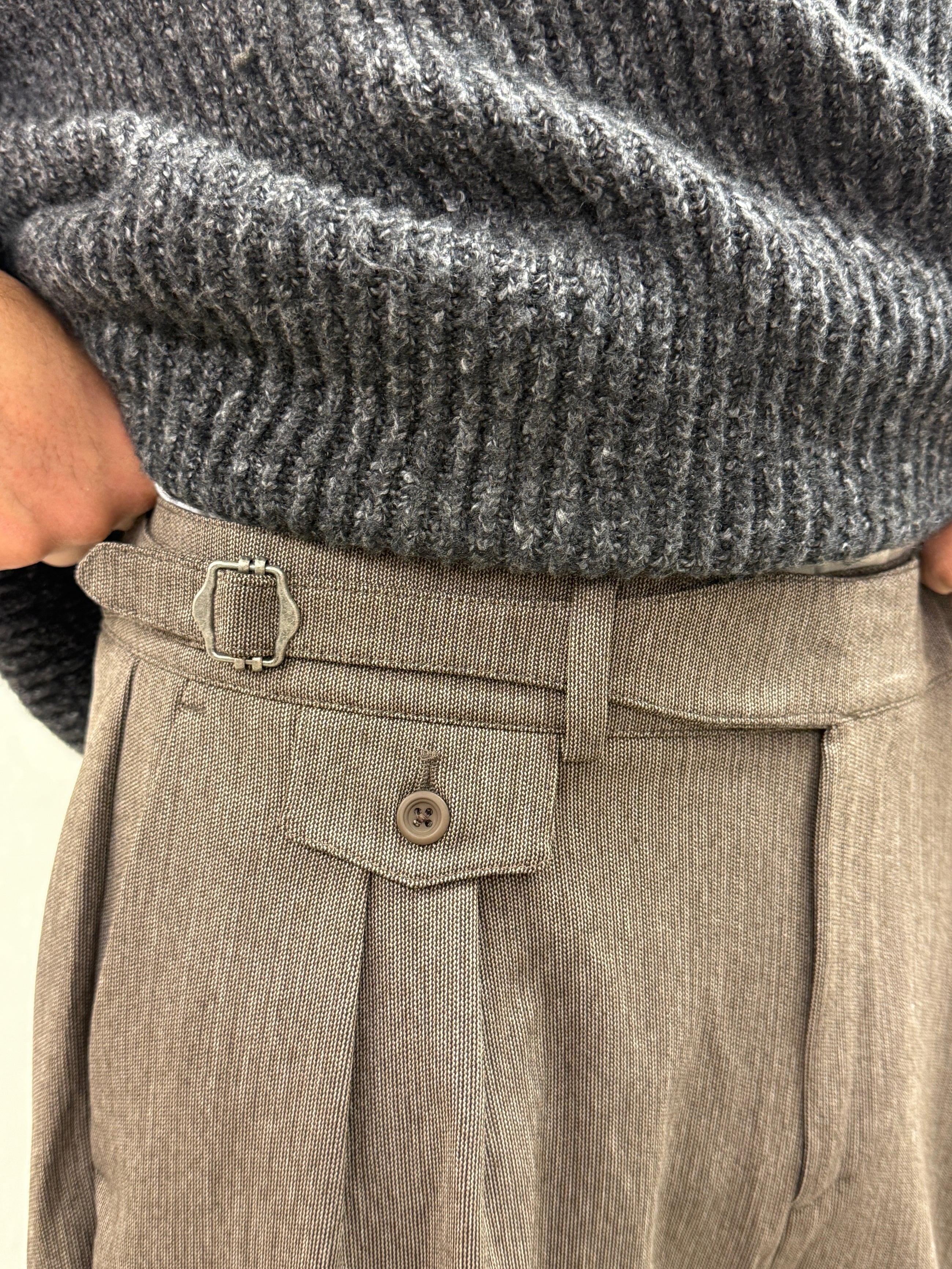 Stoffhose mit Seitenschnalle