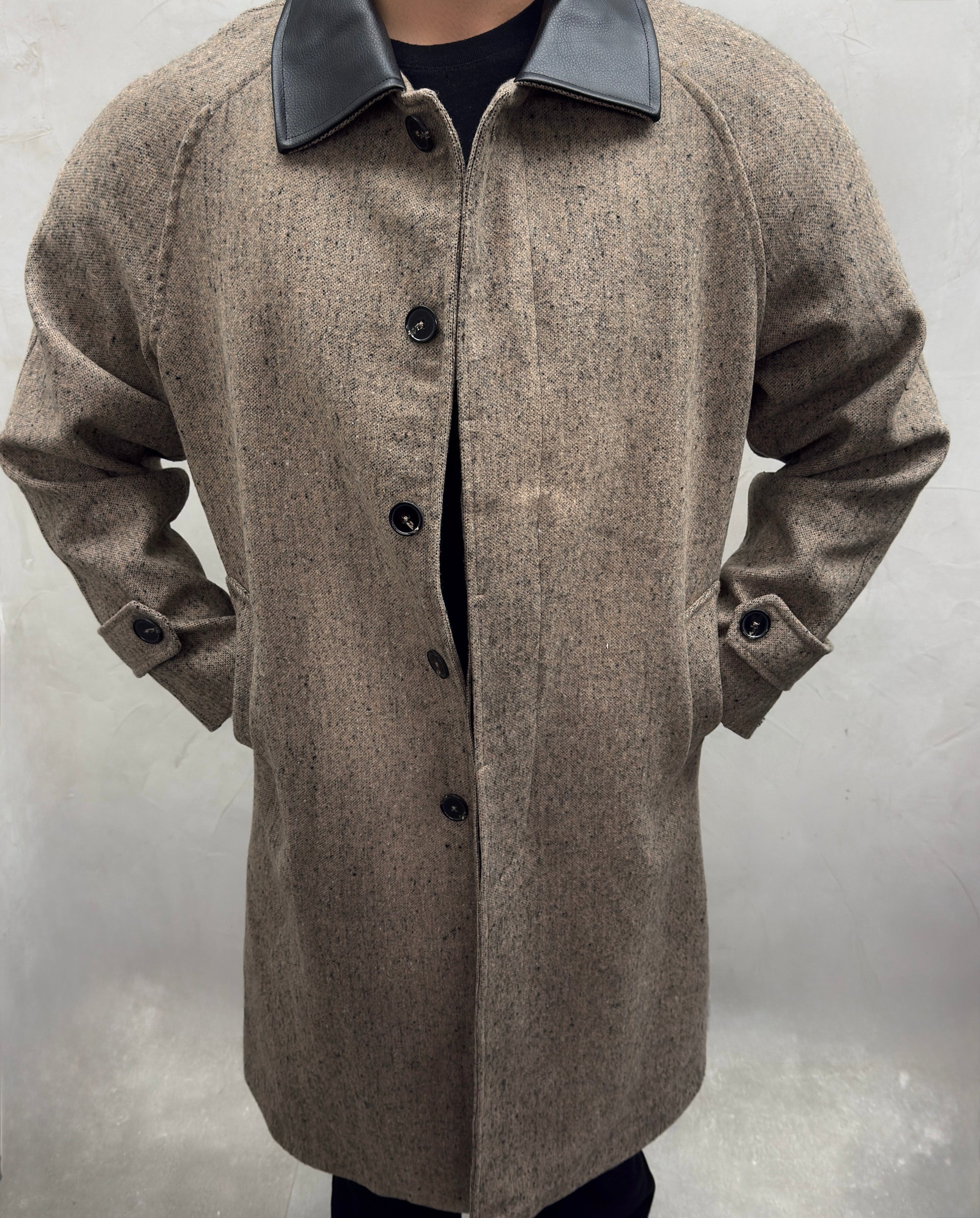 Eleganter Mantel mit Lederkragen