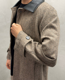 Eleganter Mantel mit Lederkragen