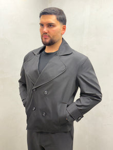 Minimalistischer Kurzmantel